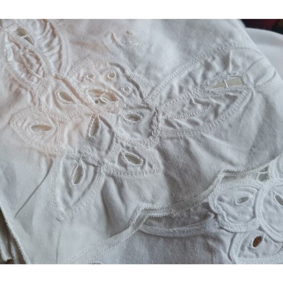 Vtg White Placemats 4 Cutwork Floral Embroidery Scallop Edge Cotton RN 59757 - Picture 3 of 16